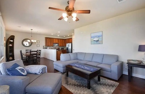 Jonestown Condominio | Lake Condo - Beautiful views, pools, pickle ball, trails, and more!