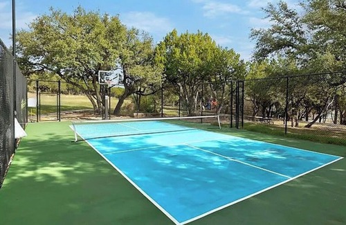Jonestown Condominio | Lake Condo - Beautiful views, pools, pickle ball, trails, and more!