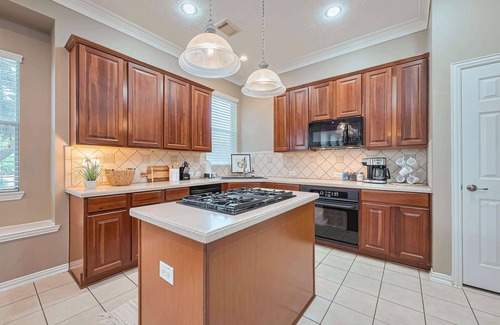 Conroe Casa | Peaceful Exec Home w Office Near Everything