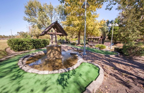 Conroe Villa | Vacaciones Lake Conroe | Villa moderna + 5 piscinas + campo de minigolf de 18 hoyos