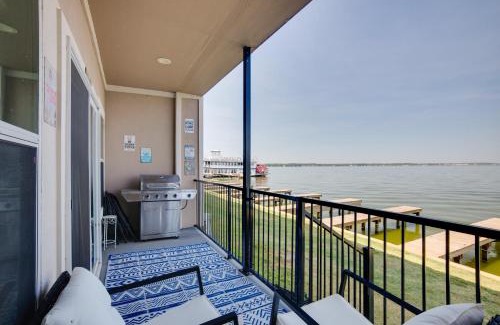 Seven Coves Apartamento | Lake Conroe Waterfront Home Patio and Shared Pool!
