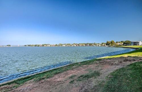 Seven Coves Apartamento | Lake Conroe Waterfront Home Patio and Shared Pool!