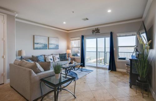 Seven Coves Apartamento | Lake Conroe Waterfront Home Patio and Shared Pool!
