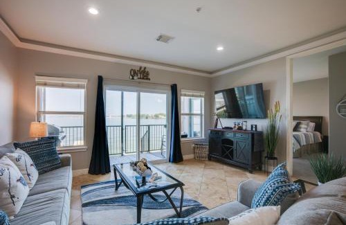 Seven Coves Apartamento | Lake Conroe Waterfront Home Patio and Shared Pool!