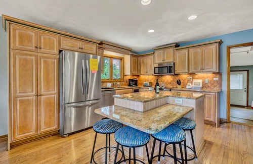 Smith Mountain Lake Casa | LAKE Dancing Water! Sleeps 10, Private dock!