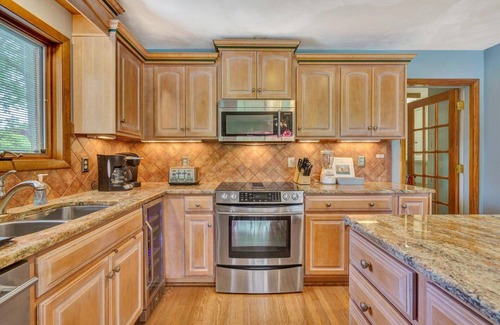 Smith Mountain Lake Casa | LAKE Dancing Water! Sleeps 10, Private dock!
