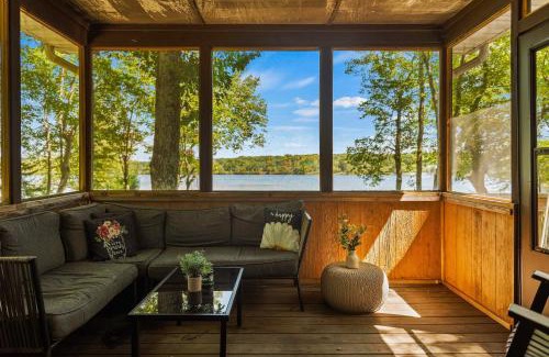 Pocono Summit Casa | Lake Daze by AvantStay Lakefront w Modern Interior Enclosed Porch Hot Tub