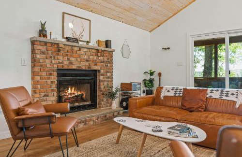 Pocono Summit Casa | Lake Daze by AvantStay Lakefront w Modern Interior Enclosed Porch Hot Tub