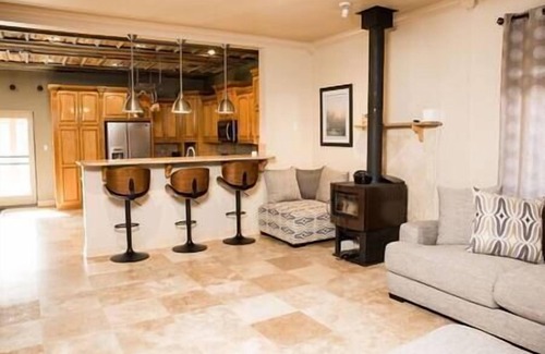 Holiday Island Casa | Lake Daze - Stylish Home -Walk to Marina