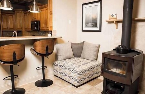 Holiday Island Casa | Lake Daze - Stylish Home -Walk to Marina