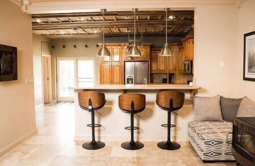 Holiday Island Casa | Lake Daze - Stylish Home -Walk to Marina