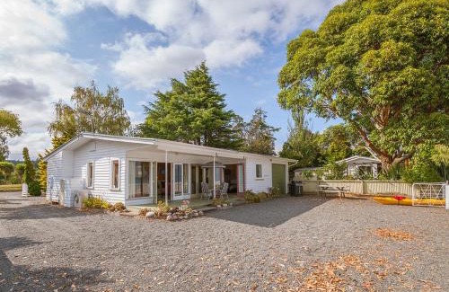 Waitahanui Casa | Lake Edge Cottage - Waitahanui Holiday Home