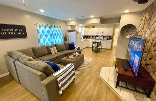 North East Cabaña | Lake Erie cottage heart of wine country, beach glass, swimming, kayaks, sleeps 8
