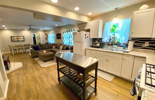 North East Cabaña | Lake Erie cottage heart of wine country, beach glass, swimming, kayaks, sleeps 8