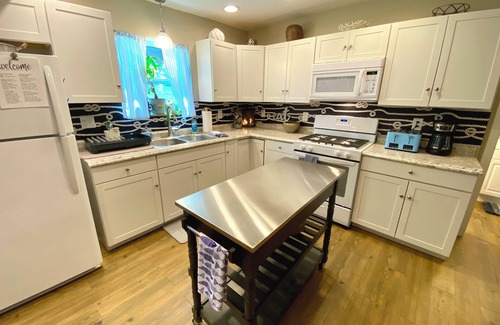 North East Cabaña | Lake Erie cottage heart of wine country, beach glass, swimming, kayaks, sleeps 8