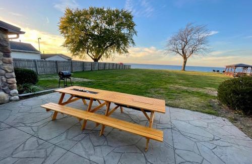 North East Casa | Lake Erie waterfront home with classic game arcade