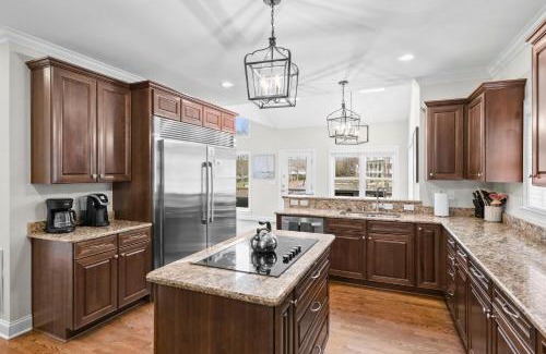 Mooresville Casa | Lake Escape by AvantStay Lakefront Private Dock