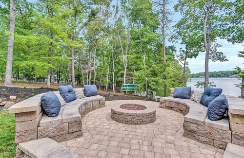 Westlake Corner Casa | Lake Estate!