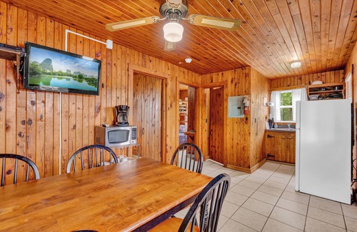Smithville Cabina | Lake Front 2 Bedroom Cabin With a Pool and Bar & Grill