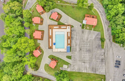 Smithville Cabina | Lake Front 2 Bedroom Cabin With a Pool and Bar & Grill