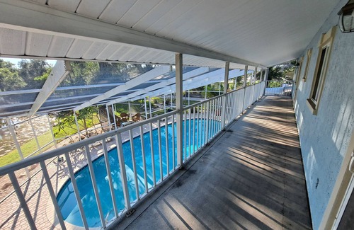 St. Petersburg - Clearwater Casa | Lake Front Charming Pinellas Park Ranch