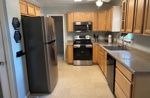 Tool Casa | Lake Front Cozy Cottage - PRIVATE DOCK - KAYAKS INCLUDED! LATE SUNDAY CHECKOUT