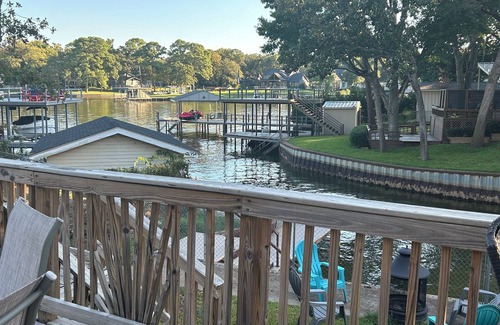 Tool Casa | Lake Front Cozy Cottage - PRIVATE DOCK - KAYAKS INCLUDED! LATE SUNDAY CHECKOUT