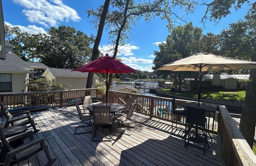 Tool Casa | Lake Front Cozy Cottage - PRIVATE DOCK - KAYAKS INCLUDED! LATE SUNDAY CHECKOUT