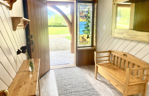 Barriere Casa | Lake Front Family Beach House w/ large yard and hot tub