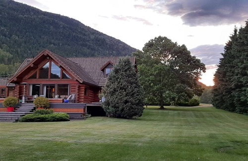 Barriere Casa | Lake Front Family Beach House w/ large yard and hot tub