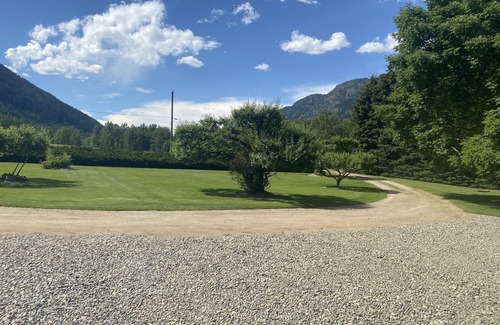Barriere Casa | Lake Front Family Beach House w/ large yard and hot tub