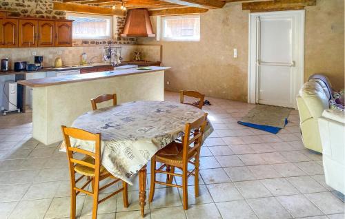 Moitron-sur-Sarthe Casa | Lake Front Home In Moitron-Sur-Sarthe
