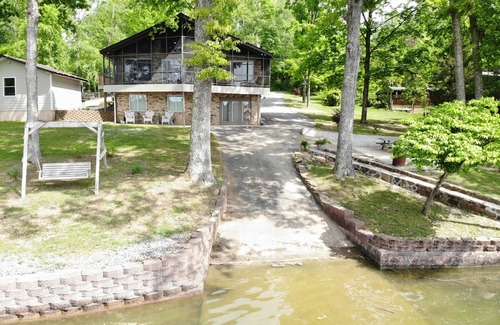 Ten Mile Casa | Lake Front house on Watts Bar Lake with large private dock, 2 screen porches