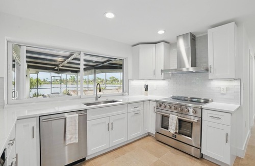 Beachview Country Club Estates Casa | Lake front Island Oasis with Private Pool & Bike to Beach – Sanibel Retreat