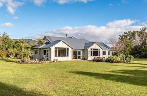 Paraparaumu Casa | Casa de estilo de vida frente al lago con sala de sauna
