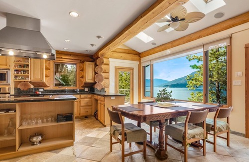 Walkers Chalet De Esquí | Inicio del registro de la entrada del lago en el lago Kootenay, Columbia Británica