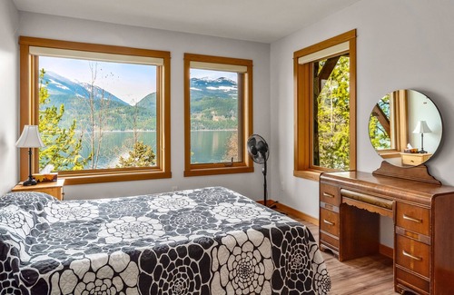 Walkers Chalet De Esquí | Inicio del registro de la entrada del lago en el lago Kootenay, Columbia Británica