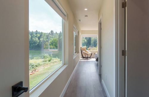 Oak Grove Casa | Lake Front - Spacious 6-bedroom house with AC, WiFi, Free Parking in Milwaukie!