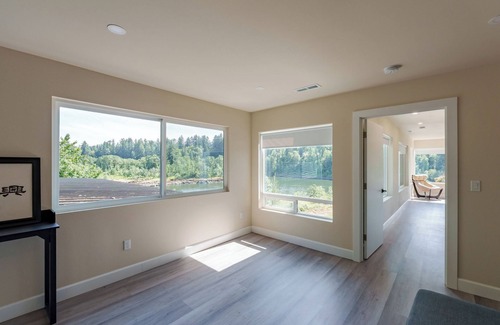 Oak Grove Casa | Lake Front - Spacious 6-bedroom house with AC, WiFi, Free Parking in Milwaukie!