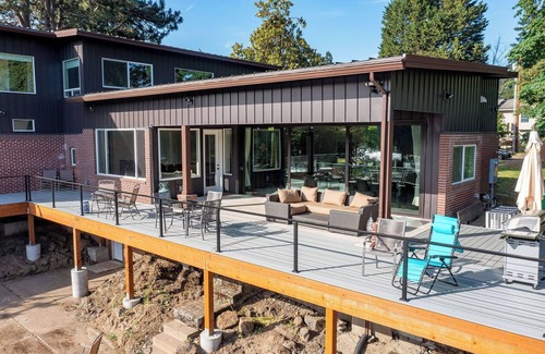 Oak Grove Casa | Lake Front - Spacious 6-bedroom house with AC, WiFi, Free Parking in Milwaukie!