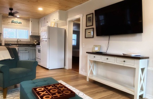 Robbinsville Casa | Lake front Sunset Cottage with dock & kayaks
