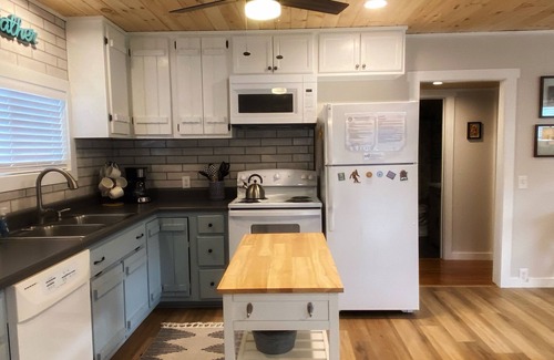 Robbinsville Casa | Lake front Sunset Cottage with dock & kayaks