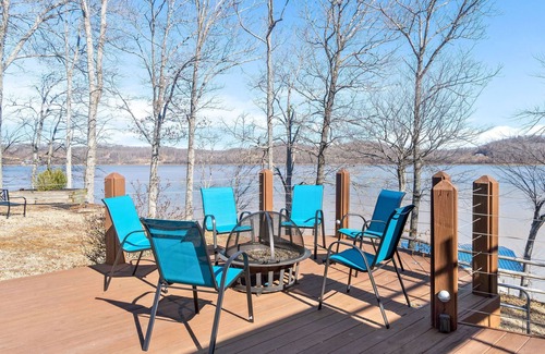 Stewart Casa | Lake front with dock and boat ramp