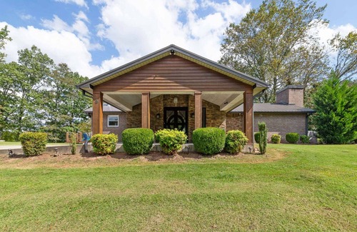Stewart Casa | Lake front with dock and boat ramp