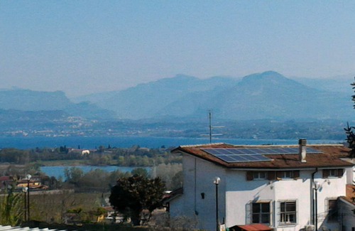 San Benedetto di Lugana Apartamento | Lago de Garda: jardín penthouse con vista al lago en ANIMALES Peschiera graditi