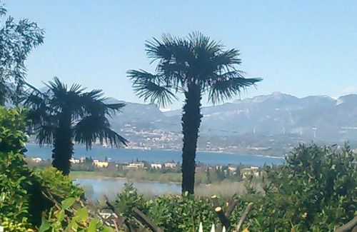 San Benedetto di Lugana Apartamento | Lago de Garda: jardín penthouse con vista al lago en ANIMALES Peschiera graditi