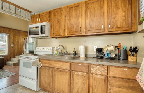 Lake George Cabaña | Lake George Getaway: Cozy cottage w/ kayaks, cornhole, Xbox, volleyball