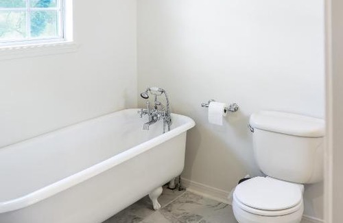 Mid America Casa | Lake Hamilton Carriage House 5BR; 3.5BA Sleeps 17!