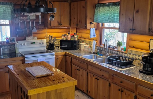 Townville Cabina | Lake Hartwell-front cabin with firepit, gameroom + private dock