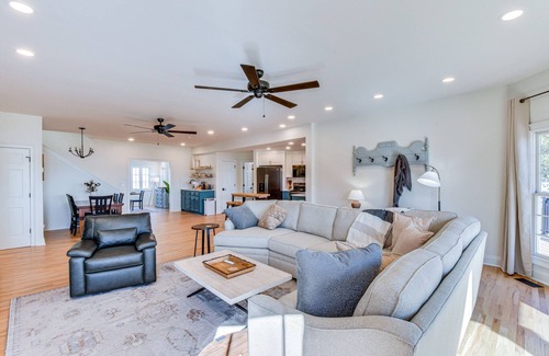 Townville Casa | Lake Hartwell Home w/ Dock + Fire Pit!